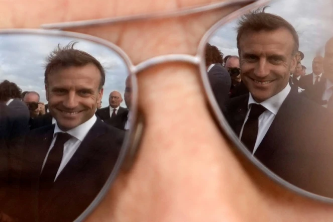 L'image du président Emmanuel Macron se reflète dans des lunettes, à l'Île-de-Sein, en Finistère, le 18 juin 2024
