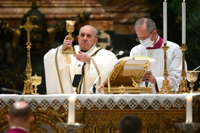 Le pape François célèbre la masse le 24 décembre 2020 à Saint Pierre de Rome