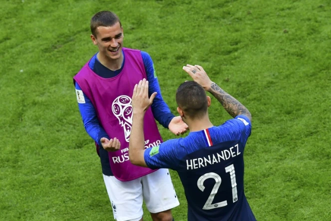 L'attaquant français Antoine Griezmann et le défenseur Lucas Hernandez, coéquipiers à l'Atletico Madrid, après la victoire contre l'Australie au Mondial, le 16 juin 2018 à Kazan