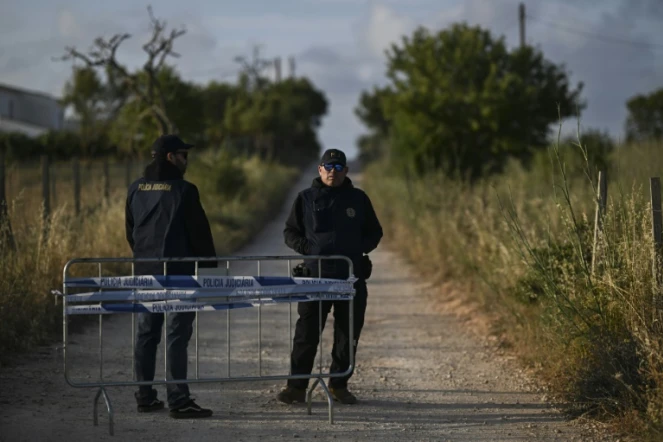 Des policiers portugais bloquent les accès à une zone où de nouvelles investigations vont être menées 18 ans après la disparition de Maddie McCann, le 3 juin 2025 à Lagos, dans la région de l'Algarve, au Portugal