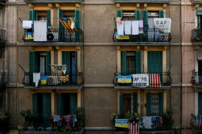 Des bannières "pas d'appartements pour touristes" accrochées aux balcons d'un immeuble pour protester contre la location d'appartements par des sites comme Airbnb ou HomeAway, le 24 novembre 2016 à Barcelone