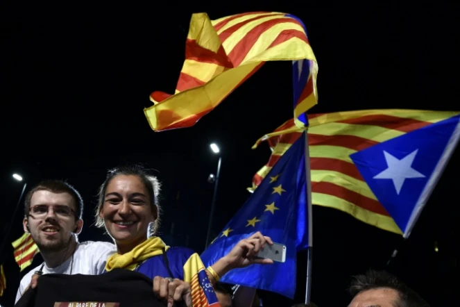 Des militants pro-indépendance manifestent leur joie le 27 septembre 2015 à Barcelone à l'annonce de leur victoire aux élections régionales