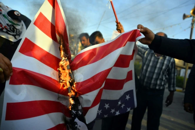 Des manifestants brûlent un drapeau américain à Najaf en Irak, le 30 décembre 2019