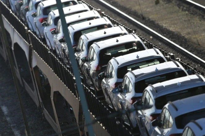 Des voitures neuves sur un train de fret le 23 février 2022 à Mannheim, en Allemagne