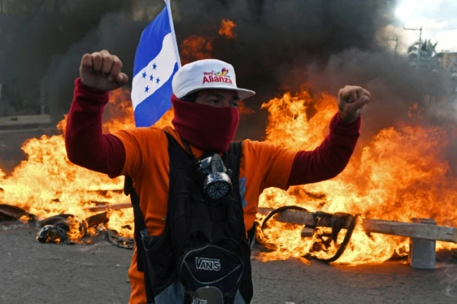Un opposant hondurien proteste contre la réelection du président Juan Orlando Hernandez, le 27 janvier 2018 à Tegucigalpa