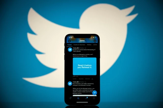 Le logo de Twitter le 26 octobre 2020, sur une tablette et sur un smartphone à Toulouse