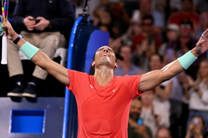Rafael Nadal affiche son bonheur après sa victoire sur Dominic Thiem, la première depuis près d'un an, le 2 janvier 2024 à Brisbane
