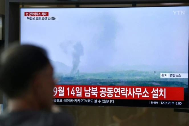 L'explosion par Pyongyang du bureau de liaison avec la Corée du sud à Kaesong est retransmise par la télévision sud-coréeene le 16 juin 2020 sur un écran dans une station ferroviaire à Séoul