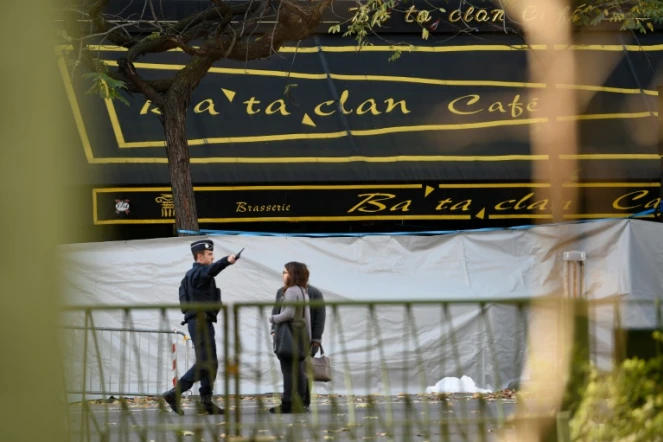 La façade de la salle de concert du Bataclan est encore cachée pour les besoins de l'enquête, le 15 novembre 2015 à Paris