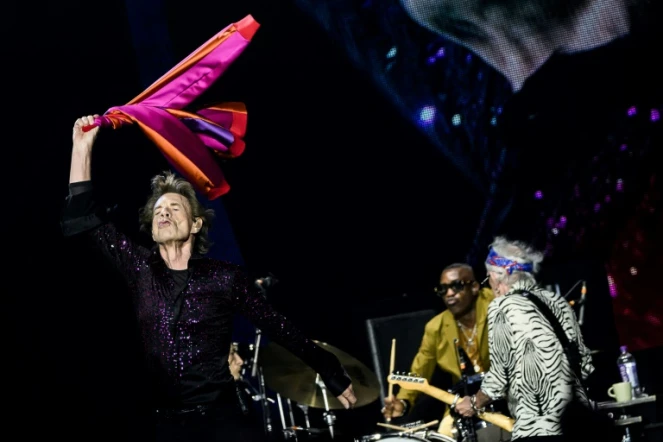 Le chanteur Mick Jagger (g), le batteur Steve Jordan et le guitariste Keith Richards lors d'un concert des Rolling Stones à Décines-Charpieu, dans la banlieue de Lyon, le 19 juillet 2022