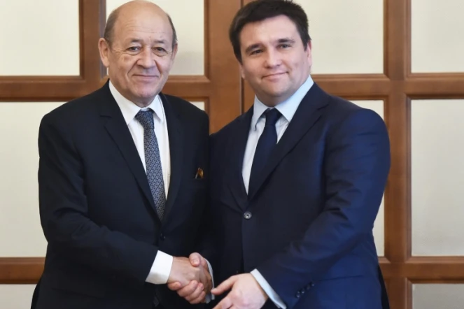 Le ministre ukrainien des Affaires étrangères Pavlo Klimkin (d) et son homologue français Jean-Yves Le Drian, le 23 mars 2018 à Kiev