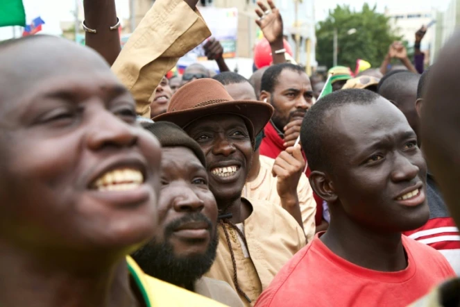Des manifestants fêtent la chute du président malien Ibrahim Boubacar Keïta le 21 août 2020 à Bamako
