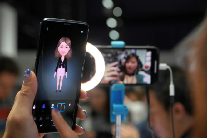 Une femme tient un Samsung Galaxy S9, le 25 février 2018, à la veille du Congrès mondial de la téléphonie mobile (MWC) de Barcelone 