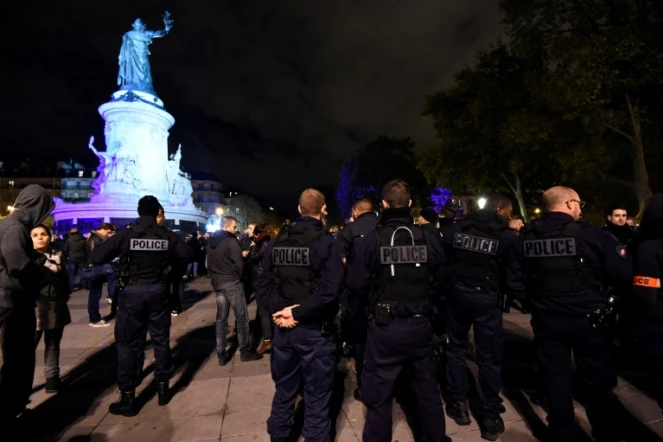 Des policiers encadrent la manifestation de leurs collègues le 19 octobre 2016 place de la République