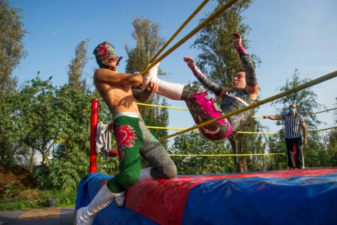 Les catcheurs mexicains à Xochimilco, au sud de Mexico, le 1er août 2020