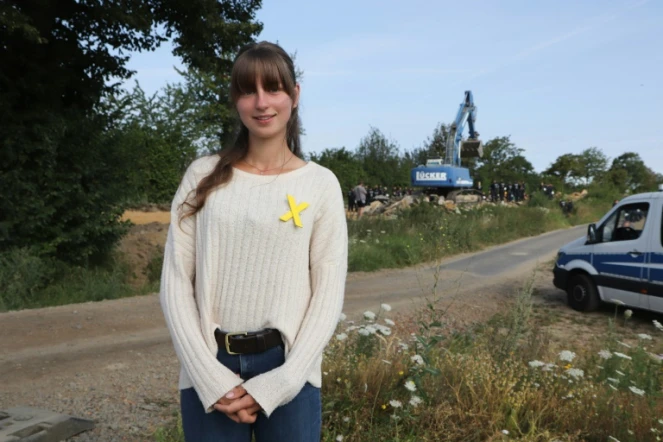 Tina Dresen, habitante protestant contre la destruction de la route près de son village pour extraire du charbon, le 22 juillet 2020 à Kuckum, en Allemagne