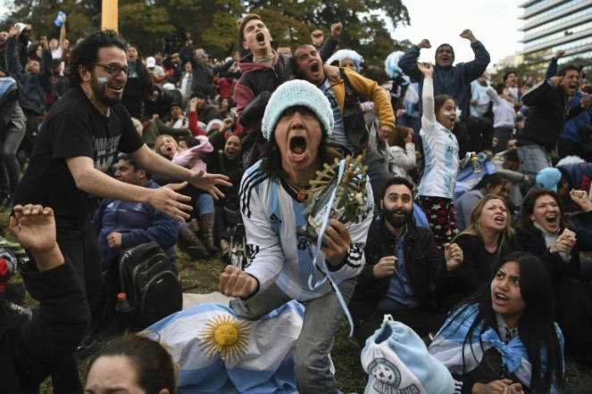 Les supporteurs argentins à Buenos-Aires lors de la qualification de leur équipe en 8e de finale du Mondial le 26 juin 2018 