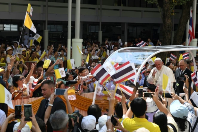 Le pape François salue la foule, le 21 novembre 2019 à Bangkok, en Thaïlande
