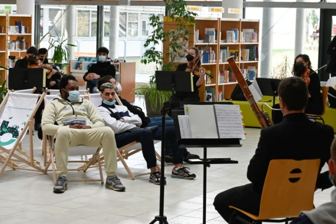 Des musiciens de l'orchestre Victor Hugo jouent pour les lycéens à la bibliothèque du lycée Germaine-Tillon à Montbéliard, dans le Doubs, le 4 mars 2021