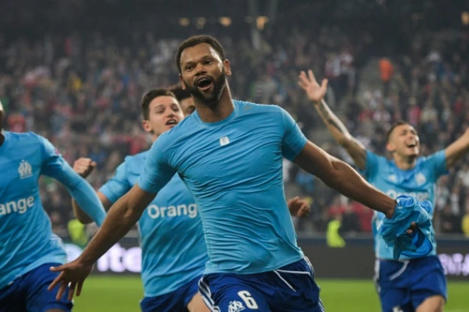 Le défenseur portugais de Marseille, Rolando (c), lors de la demi-finale retour de l'Europa League à Salzbourg en Autriche, le 3 mai 2018
