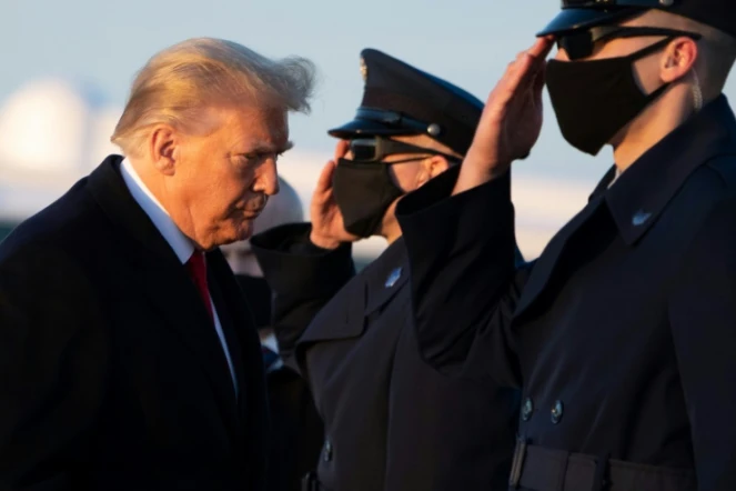 Le président américain Donald Trump embarque à bord d'Air Force One, le 23 décembre 2020 pour se rendre à Mar-a-Lago, en Floride