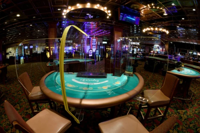 Des parois en plexiglas séparent les sièges des joueurs à une table de black jack, le 29 avril 2020 à Las Vegas, dans le Nevada