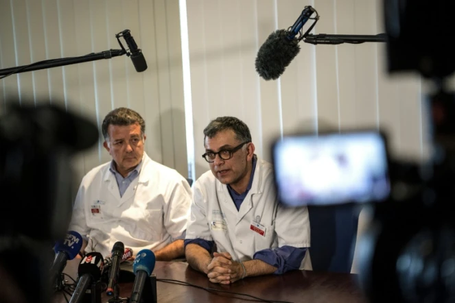 Le Pr Yazdan Yazdanpanah (D), directeur de l'Institut d'immunologie, inflammation, infection et microbiologie (I3M) à l'Inserm et expert auprès de l'OMS, lors d'un point presse à l'Hôpital Bichat à Paris, le 29 janvier 2020
 
