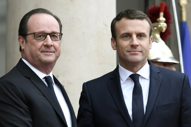 François Hollande (g) et son successeur à l'Elysée Emmanuel Macron, le 14 mai 2017 à Paris