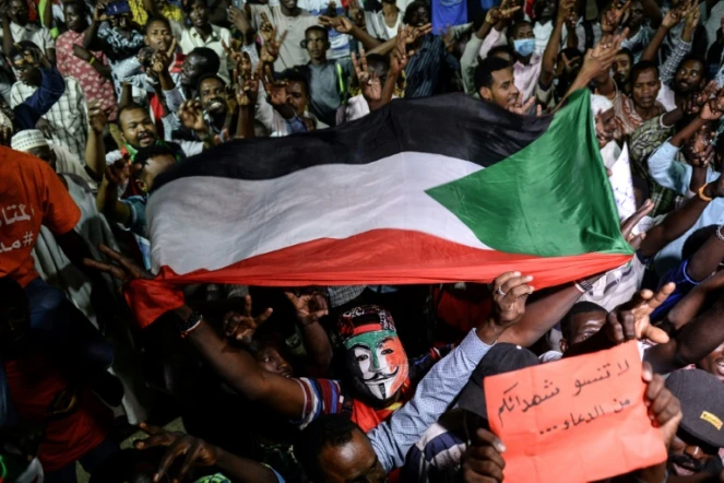 Des manifestants soudanais rassemblés devant le QG de l'armée à Khartoum, le 19 mai 2019 