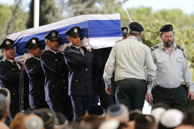 Le cercueil de Shimon Peres porté par la garde d'honneur à son arrivée au cimetière du mont Herzl le 30 septembre 2016 à Jérusalem 