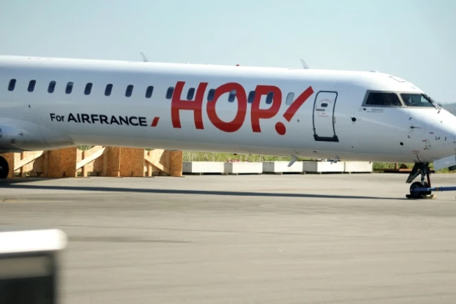 Un avion de la compagnie aérienne Hop!, filiale d'Air France, sur le tarmac de l'aéroport de Morlaix, le 7 avril 2017