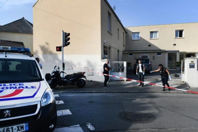 La police inspecte la cour de la mosquée de Pontanezen où ont été tirés des coups de feu, à Brest le 27 juin 2019