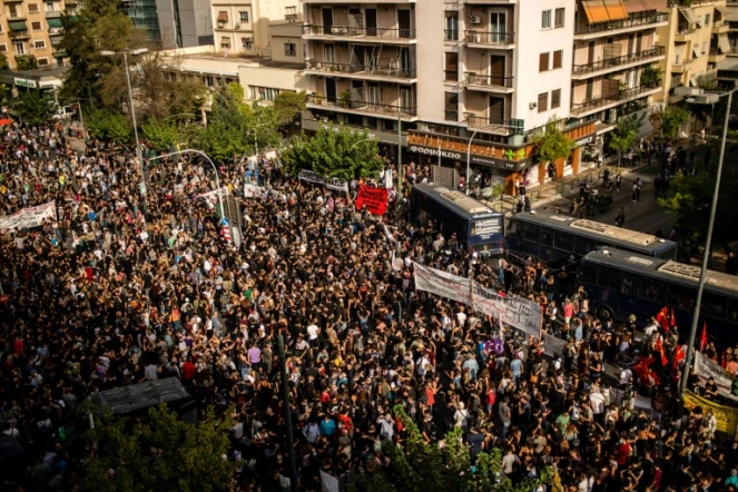 Des manifestants rassemblés devant le tribunal à Athènes lors du procès du parti néonazi le 7 octobre 2020