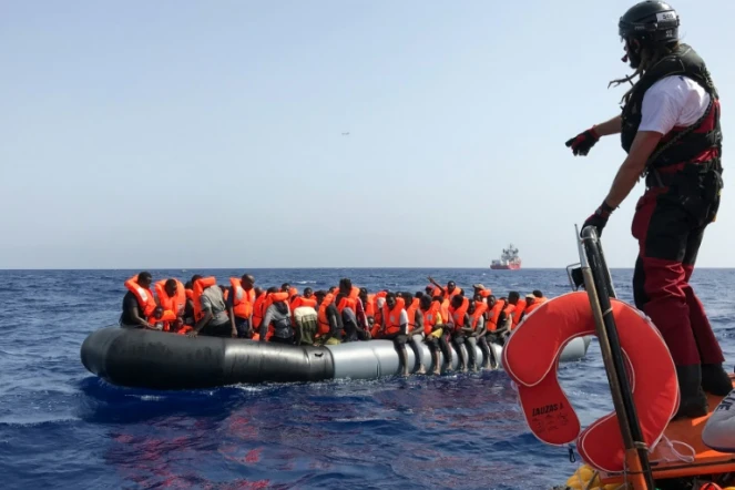 Un membre de l'équipage de l'Ocean Viking participe au sauvetage de 85 migrants en Méditerrannée, le 9 août 2019