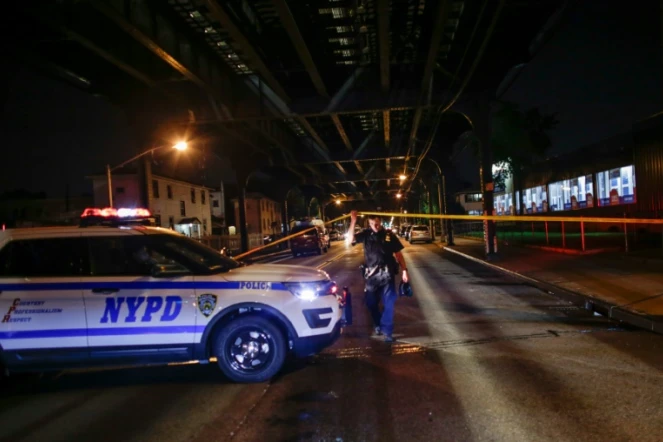 Un policier près du parc Ozone, à New York le 13 août 2016