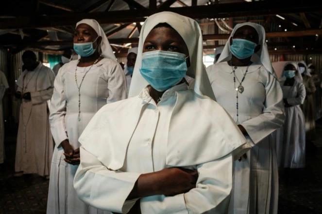 Des fidèles masquées du mouvement religieux Legio Maria dans une église de Nairobi, le 26 juillet 2020