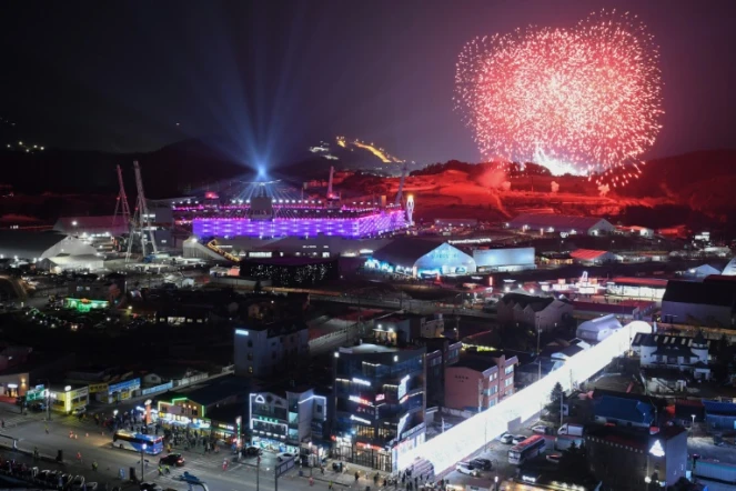 Feu d'artifice annonçant le début de la cérémonie de clôture des JO de Pyeongchang, le 25 février 2018