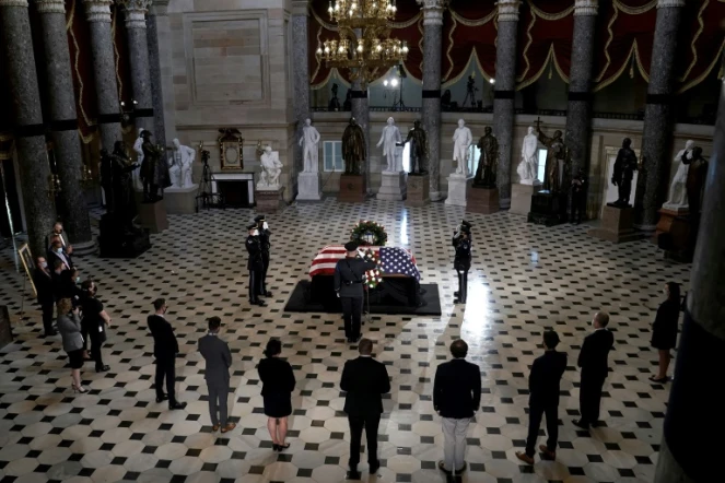 Hommage au Capitole devant la dépouille de la juge progressiste de la Cour suprême Ruth Bader Ginsburg, le 25 septembre 2020 à Washington