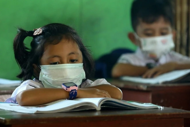 Des écoliers portent des masques sanitaires dans une salle de classe de l'île indonésienne de Natuna, le 4 février 2020