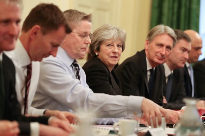 La Première ministre britannique Theresa May (C) lors de son premier conseil des ministres en 2018, à Londres, le 9 janvier