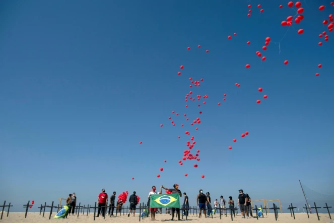 Lâcher de ballons sur la plage de Copacabana de Rio en hommage aux plus de 100.000 morts du Covid-19 au Brésil, le 8 août 2020