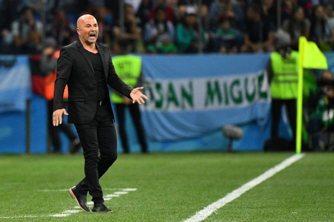 L'entraîneur de l'Argentine Jorge Sampaoli donne des instructions lors du match face à la Croatie au Mondial, le  21 juin 2018 à Nijni Novgorod