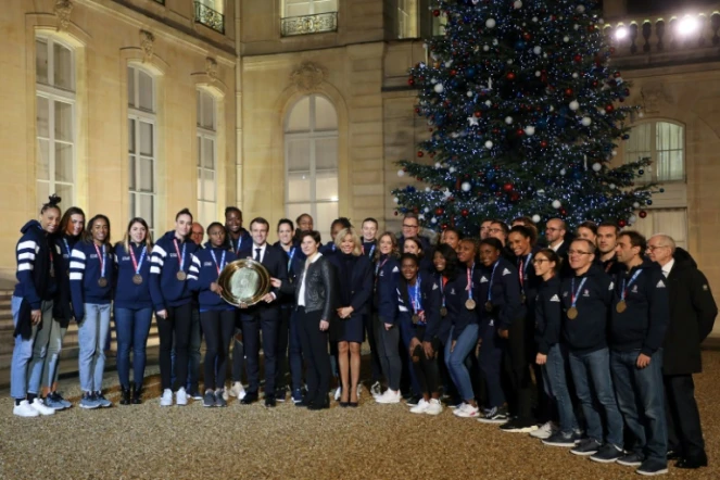 L'équipe de France féminine de handball championne d'Europe reçue à l'Elysée par le président Emmanuel Macron (avec le trophée dans les mains) et son épouse Brigitte, en présence de la ministre des Sports Roxana Maracineanu, le 17 décembre 2017 à Paris  