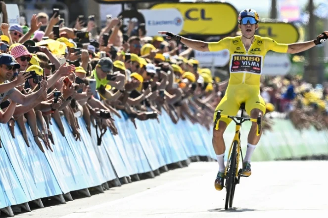 Le cycliste belge de l'équipe Jumbo-Visma, Wout Van Aert, célèbre son passage de la ligne d'arrivée et remporte la 4e étape de la 109e édition du Tour de France entre Dunkerque et Calais le 5 juillet 2022
