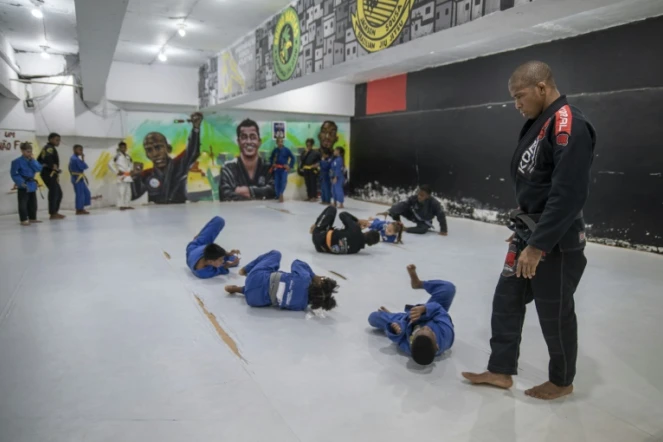 L'instructeur de jiu-jitsu Douglas Rufino donne un cours à ses élèves dans la favela de Cantagalo, à Rio de Janeiro, au Brésil, le 31 juillet 2023