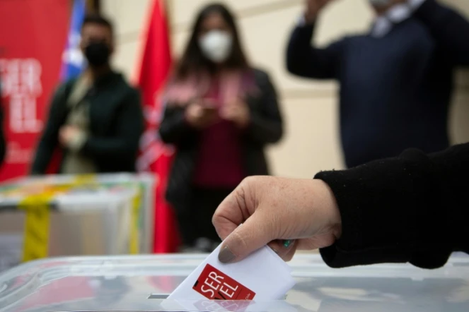 Mise en place de bureaux de vote à Santiago du Chili, le 13 mai 2021, en vue du vote pour le composition de l'Assemblée constituante