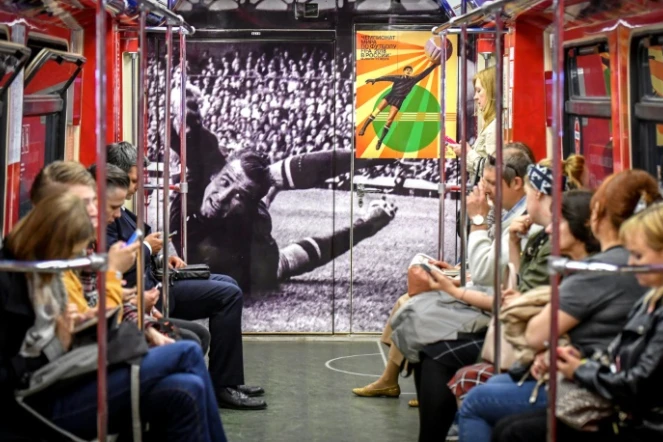 Des passagers dans une rame de métro décorée avec une photo du légendaire gardien russe Lev Yachine, le 13 juin 2018 à Moscou