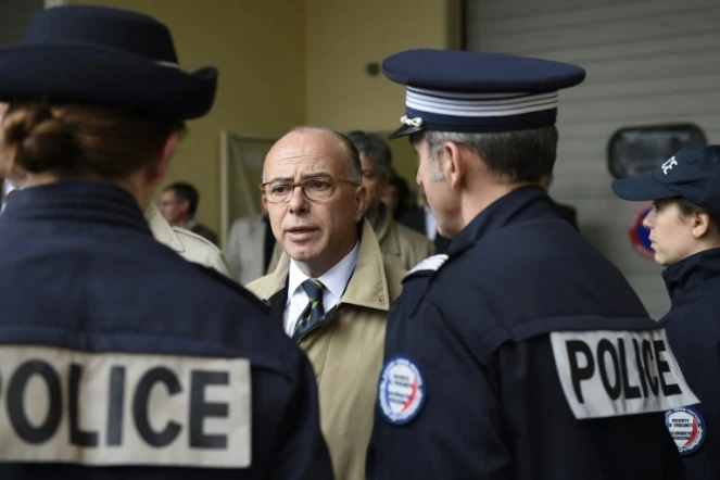 Le ministre de l'Intérieur, Bernard Cazeneuve arrive au poste de police de Saint-Denis, le 5 octobre 2015