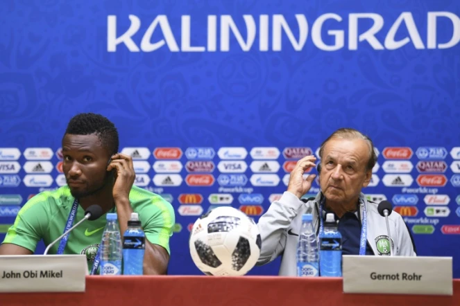 Le sélectionneur du Nigeria Gernot Rohr et le capitaine John Obi Mikel, le 15 juin 2018 à Kaliningrad