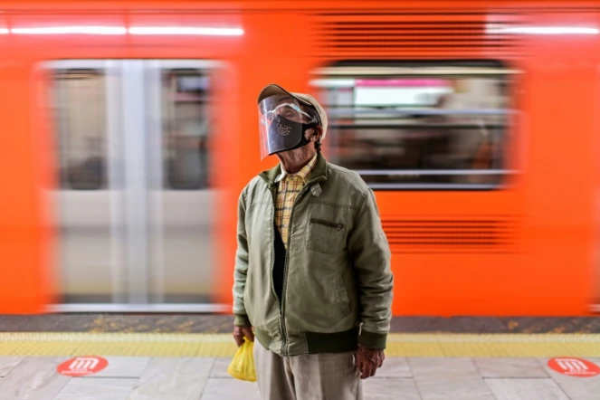 Un homme porte un masque contre le Covid-19 dans une station du métro de Mexico le 28 janvier 2021